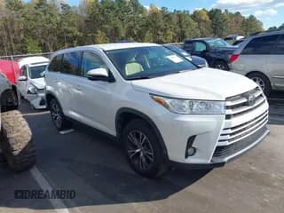 ✅ 2019 Toyota Highlander LE Plus • VIN: 5TDZZRFH8KS295816 • Lot: 43582642. Wystawiony na IAAI z przebiegiem 117 491 mil. Bezpłatny archiwum sprzedaży aukcyjnych z USA i szczegółowy raport historii pojazdu na DreamBid. Zdjęcie 1.