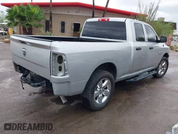 2018 Ram 1500 Tradesman z VIN 1C6RR6FG0JS280326, wystawiony jako IAAI lot #43422781 z przebiegiem 89 435 mil mil oraz . Historia ofert i sprzedaży dostępna na DreamBid. Obrazek 4.