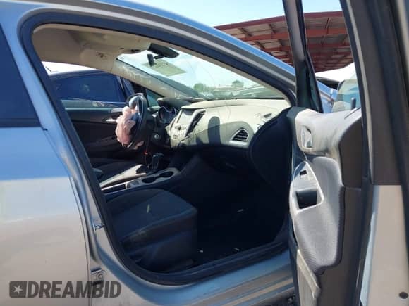 2018 Chevrolet Cruze LS z VIN 1G1BC5SM7J7141792, wystawiony jako IAAI lot #43334627 z przebiegiem 71 152 mil mil oraz . Historia ofert i sprzedaży dostępna na DreamBid. Obrazek 5.