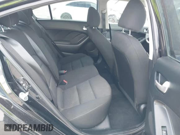 ✅ 2017 Kia Forte LX • VIN: 3KPFK4A72HE083618 • Lot: 43401471. Wystawiony na IAAI z przebiegiem 48 599 mil. Bezpłatny archiwum sprzedaży aukcyjnych z USA i szczegółowy raport historii pojazdu na DreamBid. Zdjęcie 8.