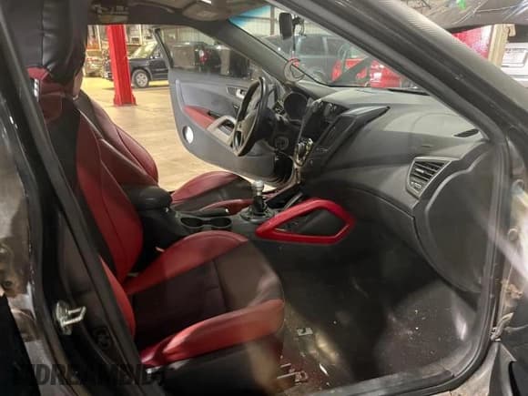 ✅ 2014 Hyundai Veloster Turbo • VIN: KMHTC6AE9EU199711 • Lot: 58430515. Wystawiony na Copart z przebiegiem 97 922 mil. Bezpłatny archiwum sprzedaży aukcyjnych z USA i szczegółowy raport historii pojazdu na DreamBid. Zdjęcie 5.