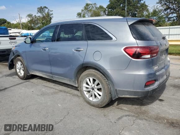 ✅ 2020 Kia Sorento LX • VIN: 5XYPG4A36LG633112 • Лот: 84781185. Опубликован ранее на Copart с пробегом 111 053 миль. Бесплатный доступ к архиву аукционных продаж из США и подробный отчёт об истории автомобиля на DreamBid. Изображение 2.