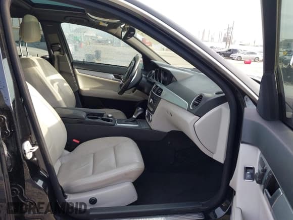 ✅ 2014 Mercedes-Benz C 250 Sport • VIN: WDDGF4HB5EA933412 • Lot: 41937278. Wystawiony na IAAI z przebiegiem 110 016 mil. Bezpłatny archiwum sprzedaży aukcyjnych z USA i szczegółowy raport historii pojazdu na DreamBid. Zdjęcie 5.