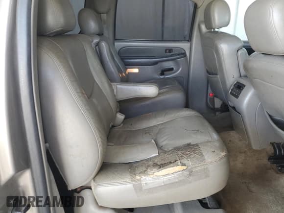 ✅ 2003 Chevrolet Suburban LS • VIN: 1GNEC16T33J262864 • Лот: 61648255. Опубликован ранее на Copart с пробегом 298 652 миль. Бесплатный доступ к архиву аукционных продаж из США и подробный отчёт об истории автомобиля на DreamBid. Изображение 11.