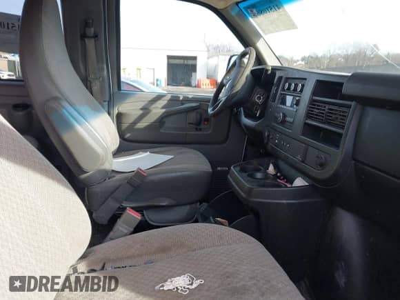 2015 Chevrolet Express Passenger LT z VIN 1GAZG1FGXF1172030, wystawiony jako IAAI lot #41510865 z przebiegiem 297 473 mil mil oraz . Historia ofert i sprzedaży dostępna na DreamBid. Obrazek 5.