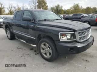 2008 Dodge Dakota Laramie z VIN 1D7HW58N38S534565, wystawiony jako Copart lot #89530195 z przebiegiem 155 332 mil mil oraz Czysty tytuł • Clean title. Historia ofert i sprzedaży dostępna na DreamBid. Obrazek 4.