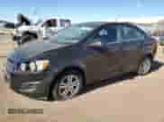 2012 Chevrolet Sonic LT z VIN 1G1JC5SB6C4222278, wystawiony jako Copart lot #57499805 z przebiegiem 151 199 mil mil oraz Nie do naprawy • Non repairable. Historia ofert i sprzedaży dostępna na DreamBid. Obrazek 1.