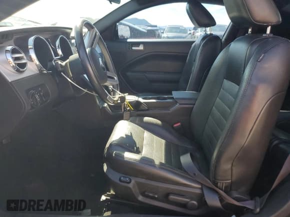 ✅ 2006 Ford Mustang GT Deluxe • VIN: 1ZVHT82H765156007 • Лот: 66899865. Опубликован ранее на Copart с пробегом 42 666 миль. Бесплатный доступ к архиву аукционных продаж из США и подробный отчёт об истории автомобиля на DreamBid. Изображение 7.