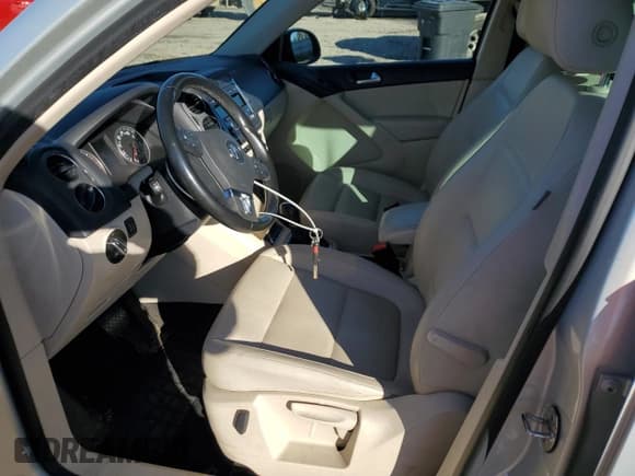 ✅ 2014 Volkswagen Tiguan S • VIN: WVGBV3AX2EW551246 • Lot: 89877295. Wystawiony na Copart z przebiegiem 120 491 mil. Bezpłatny archiwum sprzedaży aukcyjnych z USA i szczegółowy raport historii pojazdu na DreamBid. Zdjęcie 7.