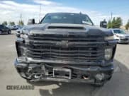 ✅ 2025 Chevrolet Silverado 2500HD Custom • VIN: 2GC4KME70S1200098 • Lot: 80285845. Wystawiony na Copart z przebiegiem 1 202 mil. Bezpłatny archiwum sprzedaży aukcyjnych z USA i szczegółowy raport historii pojazdu na DreamBid. Zdjęcie 5.