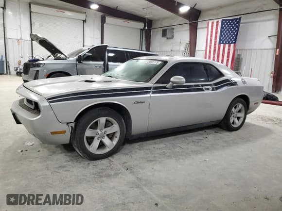 ✅ 2010 Dodge Challenger R/T Classic • VIN: 2B3CJ5DT9AH109390 • Lot: 49091175. Wystawiony na Copart z przebiegiem 202 858 mil. Bezpłatny archiwum sprzedaży aukcyjnych z USA i szczegółowy raport historii pojazdu na DreamBid. Zdjęcie 1.
