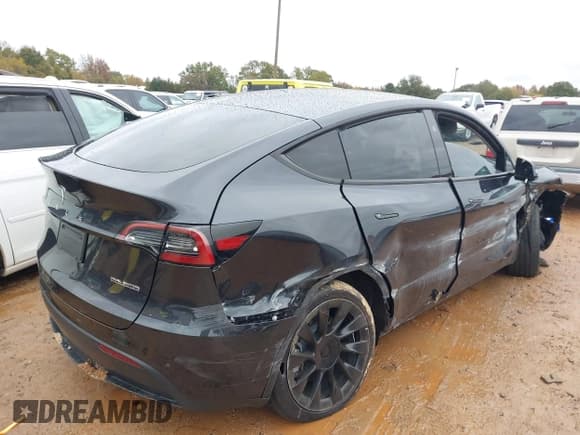 ✅ 2024 Tesla Model Y • VIN: 7SAYGDEDXRF091832 • Lot: 43562899. Wystawiony na IAAI z przebiegiem 9 525 mil. Bezpłatny archiwum sprzedaży aukcyjnych z USA i szczegółowy raport historii pojazdu na DreamBid. Zdjęcie 4.