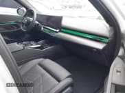 ✅ 2024 BMW i5 eDrive40 • VIN: WBY33FK03RCR34684 • Lot: 42171082. Wystawiony na IAAI z przebiegiem 6 583 mil. Bezpłatny archiwum sprzedaży aukcyjnych z USA i szczegółowy raport historii pojazdu na DreamBid. Zdjęcie 5.