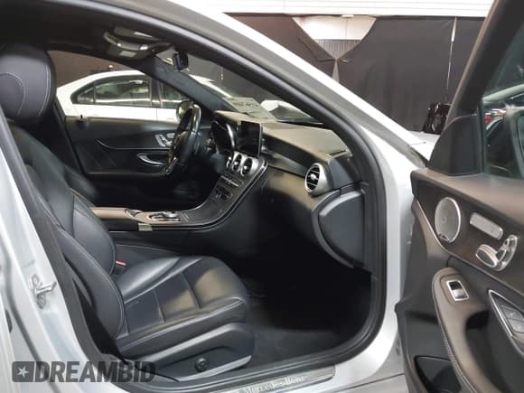✅ 2020 Mercedes-Benz C 300 • VIN: WDDWF8EB4LR549336 • Lot: 41567409. Wystawiony na IAAI z przebiegiem 19 642 mil. Bezpłatny archiwum sprzedaży aukcyjnych z USA i szczegółowy raport historii pojazdu na DreamBid. Zdjęcie 5.