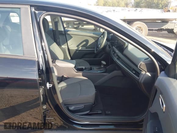 ✅ 2025 Kia K4 LXS • VIN: 3KPFT4DE8SE179512 • Лот: 43660556. Опубликован ранее на IAAI с пробегом 618 миль. Бесплатный доступ к архиву аукционных продаж из США и подробный отчёт об истории автомобиля на DreamBid. Изображение 5.