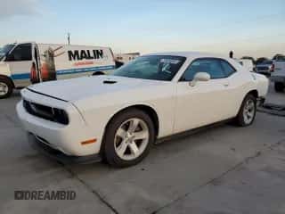 2014 Dodge Challenger SXT z VIN 2C3CDYAG0EH101106, wystawiony jako Copart lot #72629304 z przebiegiem 108 449 mil mil oraz Szkoda całkowita • Salvage title. Historia ofert i sprzedaży dostępna na DreamBid. Obrazek 1.