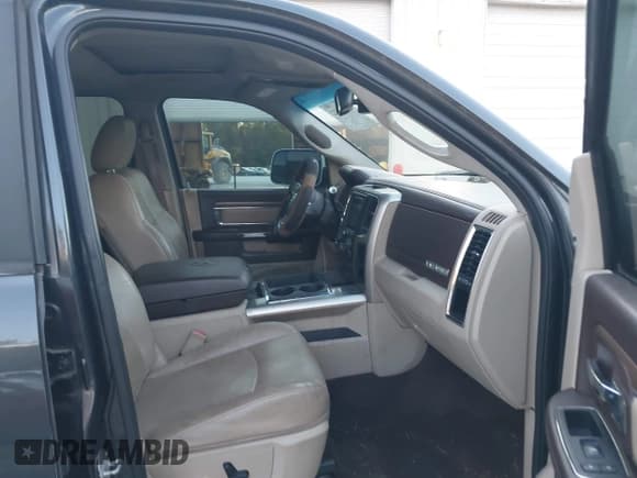 ✅ 2015 Ram 2500 Laramie • VIN: 3C6UR5NL4FG577780 • Lot: 43510612. Wystawiony na IAAI z przebiegiem 180 058 mil. Bezpłatny archiwum sprzedaży aukcyjnych z USA i szczegółowy raport historii pojazdu na DreamBid. Zdjęcie 5.