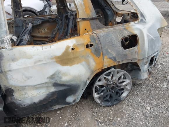 ✅ 2020 Jeep Grand Cherokee Overland • VIN: 1C4RJFCG6LC137608 • Lot: 41306755. Listed on IAAI with 125,973 mi. Free auction sales archive from the USA and detailed vehicle history report at DreamBid. Image 13.