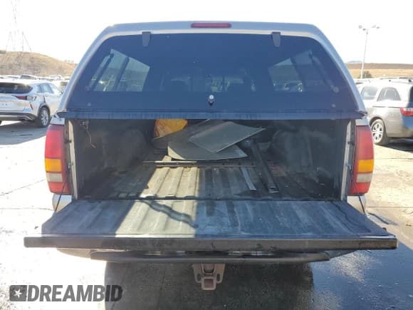 ✅ 2002 Chevrolet Silverado 2500HD LS • VIN: 1GCHK29122E196419 • Lot: 83060584. Wystawiony na Copart z przebiegiem 210 192 mil. Bezpłatny archiwum sprzedaży aukcyjnych z USA i szczegółowy raport historii pojazdu na DreamBid. Zdjęcie 6.