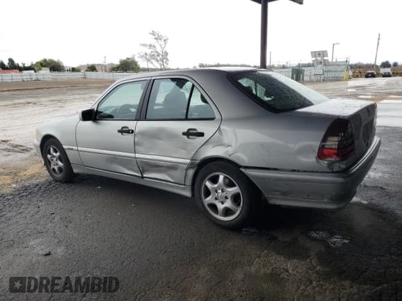 ✅ 1998 Mercedes-Benz C 230/260/280/320 • VIN: WDBHA29G3WF738679 • Лот: 81858234. Опубликован ранее на Copart с пробегом 137 164 миль. Бесплатный доступ к архиву аукционных продаж из США и подробный отчёт об истории автомобиля на DreamBid. Изображение 2.
