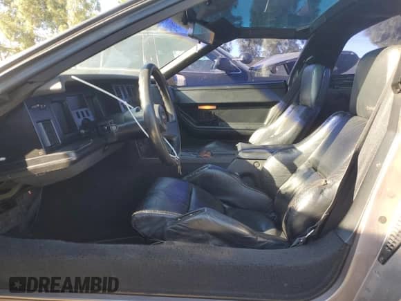 1988 Chevrolet Corvette z VIN 1G1YY2182J5103560, wystawiony jako Copart lot #44811925 z przebiegiem 99 645 mil mil oraz Czysty tytuł • Clean title. Historia ofert i sprzedaży dostępna na DreamBid. Obrazek 7.