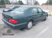 ✅ 1997 Mercedes-Benz E 320 • VIN: WDBJF55F3VJ034009 • Lot: 41710225. Wystawiony na IAAI z przebiegiem 239 673 mil. Bezpłatny archiwum sprzedaży aukcyjnych z USA i szczegółowy raport historii pojazdu na DreamBid. Zdjęcie 4.