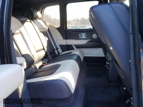 ✅ 2023 Rolls-Royce Cullinan • VIN: SLATV4C05PU219564 • Лот: 42395205. Опубликован ранее на Copart с пробегом 5 430 миль. Бесплатный доступ к архиву аукционных продаж из США и подробный отчёт об истории автомобиля на DreamBid. Изображение 11.