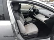 ✅ 2022 Toyota Corolla Hybrid LE • VIN: JTDEAMDE3NJ045628 • Lot: 43593704. Wystawiony na IAAI z przebiegiem 46 758 mil. Bezpłatny archiwum sprzedaży aukcyjnych z USA i szczegółowy raport historii pojazdu na DreamBid. Zdjęcie 18.