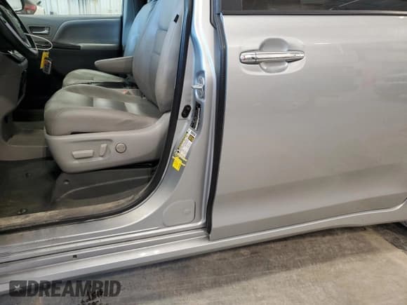 ✅ 2020 Toyota Sienna XLE Auto Access Seat • VIN: 5TDYZ3DC9LS067258 • Lot: 70046065. Listed on Copart with 137,513 mi. Free auction sales archive from the USA and detailed vehicle history report at DreamBid. Image 13.