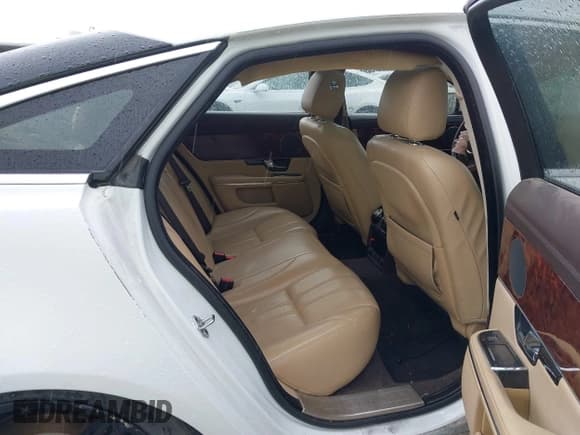 ✅ 2012 Jaguar XJ • VIN: SAJWA1CB7CLV35339 • Lot: 41945850. Wystawiony na IAAI z przebiegiem 123 501 mil. Bezpłatny archiwum sprzedaży aukcyjnych z USA i szczegółowy raport historii pojazdu na DreamBid. Zdjęcie 8.