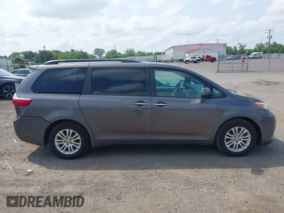 ✅ 2017 Toyota Sienna XLE Auto Access Seat • VIN: 5TDYZ3DC1HS767802 • Lot: 42442018. Listed on IAAI with 127,206 mi. Free auction sales archive from the USA and detailed vehicle history report at DreamBid. Image 13.