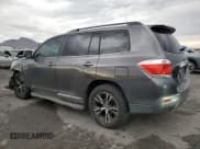 ✅ 2013 Toyota Highlander SE • VIN: 5TDZK3EH5DS116699 • Лот: 86159095. Опубликован ранее на Copart с пробегом 264 256 миль. Бесплатный доступ к архиву аукционных продаж из США и подробный отчёт об истории автомобиля на DreamBid. Изображение 2.