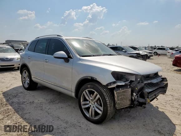 ✅ 2013 Volkswagen Touareg Sport • VIN: WVGEP9BP0DD013339 • Лот: 82204715. Опубликован ранее на Copart с пробегом 159 425 миль. Бесплатный доступ к архиву аукционных продаж из США и подробный отчёт об истории автомобиля на DreamBid. Изображение 4.