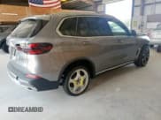 ✅ 2025 BMW X5 sDrive40i • VIN: 5UX13EU07S9X86041 • Lot: 80789095. Wystawiony na Copart z przebiegiem 7 817 mil. Bezpłatny archiwum sprzedaży aukcyjnych z USA i szczegółowy raport historii pojazdu na DreamBid. Zdjęcie 3.
