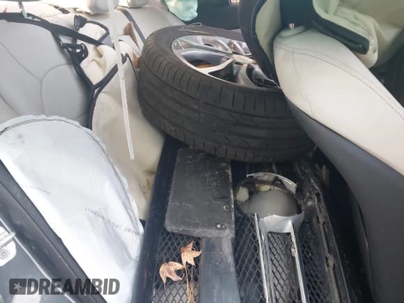 ✅ 2016 Mercedes-Benz C 300 • VIN: 55SWF4KB4GU123499 • Lot: 43624913. Wystawiony na IAAI z przebiegiem Nie podano. Bezpłatny archiwum sprzedaży aukcyjnych z USA i szczegółowy raport historii pojazdu na DreamBid. Zdjęcie 8.