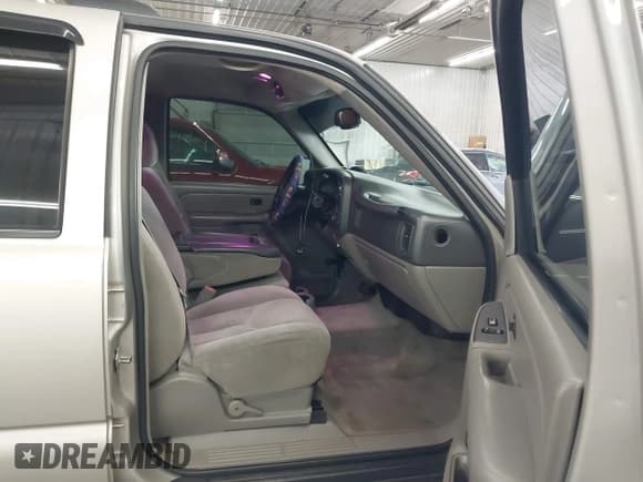 ✅ 2004 Chevrolet Suburban LS • VIN: 3GNFK16Z34G188909 • Lot: 43655239. Listed on IAAI with 272,578 mi. Free auction sales archive from the USA and detailed vehicle history report at DreamBid. Image 5.