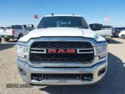 ✅ 2022 Ram 2500 Tradesman • VIN: 3C6UR5CJ2NG272004 • Lot: 42417276. Wystawiony na IAAI z przebiegiem 91 841 mil. Bezpłatny archiwum sprzedaży aukcyjnych z USA i szczegółowy raport historii pojazdu na DreamBid. Zdjęcie 12.