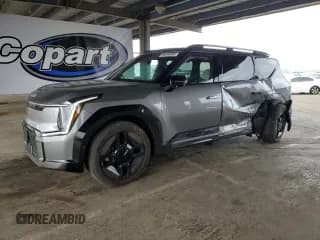 ✅ 2025 Kia EV9 GT-Line • VIN: KNDAEFS5XS6056657 • Lot: 56694685. Wystawiony na Copart z przebiegiem 2 658 mil. Bezpłatny archiwum sprzedaży aukcyjnych z USA i szczegółowy raport historii pojazdu na DreamBid. Zdjęcie 1.