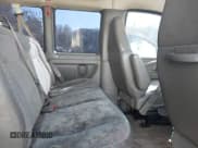 ✅ 2006 Chevrolet Express Passenger • VIN: 1GAHG39U461272259 • Lot: 43600398. Wystawiony na IAAI z przebiegiem 203 557 mil. Bezpłatny archiwum sprzedaży aukcyjnych z USA i szczegółowy raport historii pojazdu na DreamBid. Zdjęcie 8.