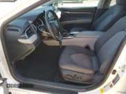 ✅ 2022 Toyota Camry LE • VIN: 4T1C11AK4NU678407 • Lot: 92466935. Wystawiony na Copart z przebiegiem 47 153 mil. Bezpłatny archiwum sprzedaży aukcyjnych z USA i szczegółowy raport historii pojazdu na DreamBid. Zdjęcie 7.