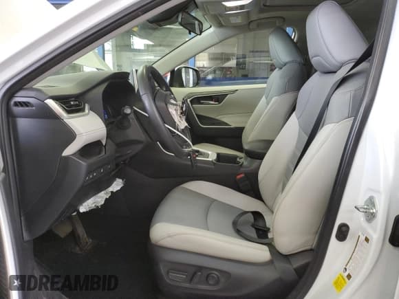 ✅ 2023 Toyota RAV4 Hybrid XLE Premium • VIN: JTMB6RFV4PD542820 • Лот: 84806085. Опубликован ранее на Copart с пробегом 31 306 миль. Бесплатный доступ к архиву аукционных продаж из США и подробный отчёт об истории автомобиля на DreamBid. Изображение 7.