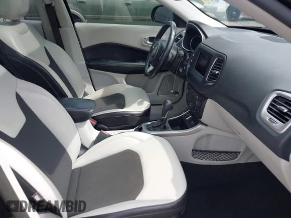 ✅ 2019 Jeep Compass Altitude • VIN: 3C4NJCBB7KT832430 • Lot: 42319691. Wystawiony na IAAI z przebiegiem 87 468 mil. Bezpłatny archiwum sprzedaży aukcyjnych z USA i szczegółowy raport historii pojazdu na DreamBid. Zdjęcie 5.