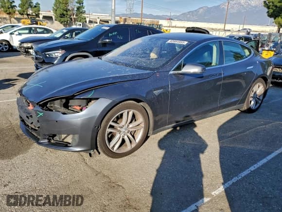 ✅ 2015 Tesla Model S 85D • VIN: 5YJSA1H26FF080304 • Лот: 92884955. Опубликован ранее на Copart с пробегом 236 546 миль. Бесплатный доступ к архиву аукционных продаж из США и подробный отчёт об истории автомобиля на DreamBid. Изображение 1.