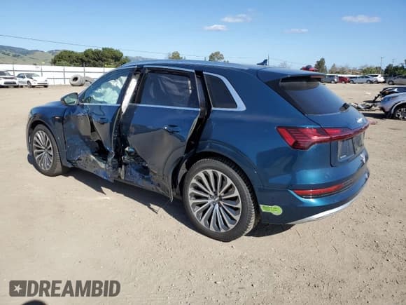 ✅ 2019 Audi e-tron Prestige • VIN: WA1VABGE8KB021079 • Lot: 51440093. Wystawiony na Copart z przebiegiem Nie podano. Bezpłatny archiwum sprzedaży aukcyjnych z USA i szczegółowy raport historii pojazdu na DreamBid. Zdjęcie 2.