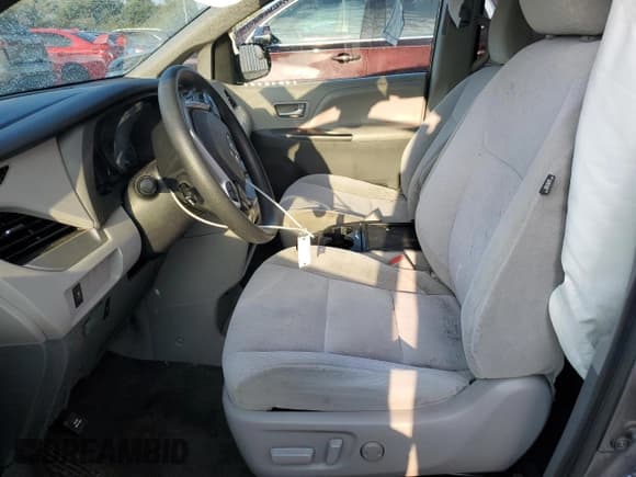 ✅ 2020 Toyota Sienna LE • VIN: 5TDKZ3DC9LS057013 • Lot: 80972525. Listed on Copart with 124,719 mi. Free auction sales archive from the USA and detailed vehicle history report at DreamBid. Image 7.