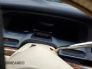 ✅ 1996 Lincoln Town Car Signature • VIN: 1LNLM82W6TY684362 • Lot: 41926815. Wystawiony na Copart z przebiegiem Nie podano. Bezpłatny archiwum sprzedaży aukcyjnych z USA i szczegółowy raport historii pojazdu na DreamBid. Zdjęcie 9.