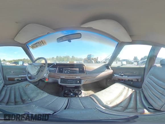 ✅ 1990 Mercury Grand Marquis • VIN: 2MECM75FXLX651812 • Lot: 81373235. Wystawiony na Copart z przebiegiem 9 676 mil. Bezpłatny archiwum sprzedaży aukcyjnych z USA i szczegółowy raport historii pojazdu na DreamBid. Zdjęcie 14.