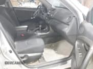 ✅ 2011 Toyota RAV4 Sport • VIN: 2T3RF4DV6BW155279 • Lot: 43925255. Wystawiony na IAAI z przebiegiem 288 640 mil. Bezpłatny archiwum sprzedaży aukcyjnych z USA i szczegółowy raport historii pojazdu na DreamBid. Zdjęcie 5.