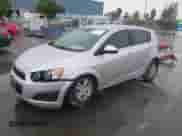 2015 Chevrolet Sonic LT z VIN 1G1JC6SBXF4126843, wystawiony jako IAAI lot #42652736 z przebiegiem Nie podano mil oraz . Historia ofert i sprzedaży dostępna na DreamBid. Obrazek 2.