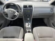 ✅ 2010 Toyota Corolla LE • VIN: JTDBU4EE9AJ085392 • Лот: 91146845. Опубликован ранее на Copart с пробегом 131 781 миль. Бесплатный доступ к архиву аукционных продаж из США и подробный отчёт об истории автомобиля на DreamBid. Изображение 8.